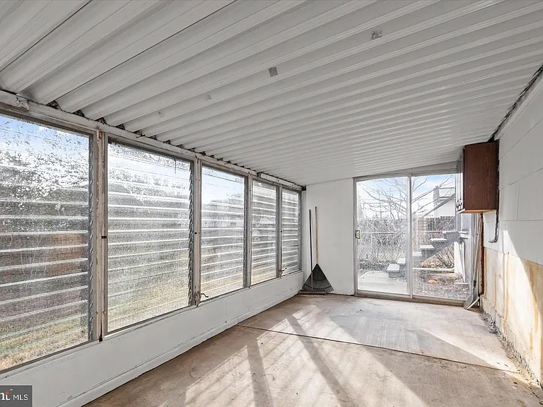 517 Winters Ln — Photo 36