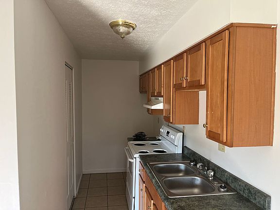 3rd image of 306 Elmwood Dr APT 6