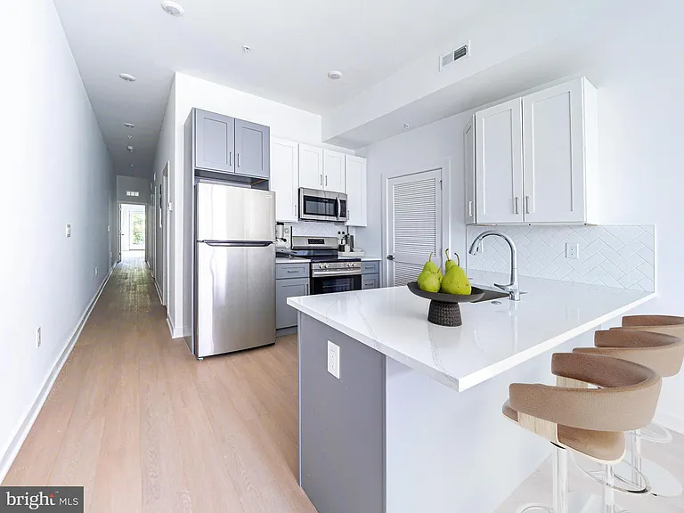2403-2407 W Thompson St #3 — Photo 2