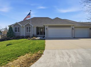 102 Oakhill Dr, Wamego, KS 66547