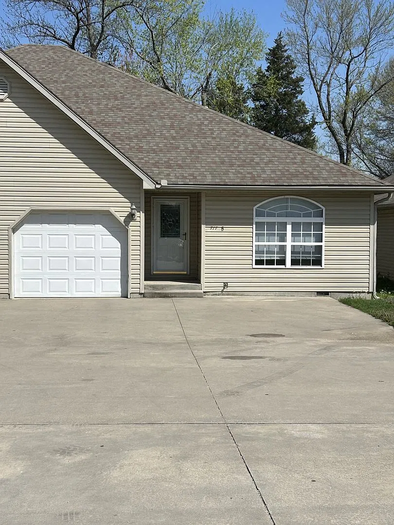 717 E. Madison Duplex — Photo 1