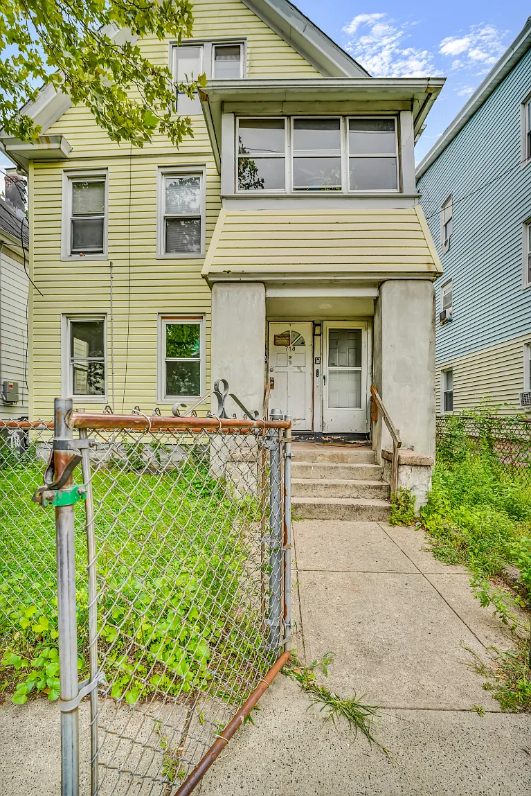 3 bed, 922 sqft, $2,150 — Photo 1
