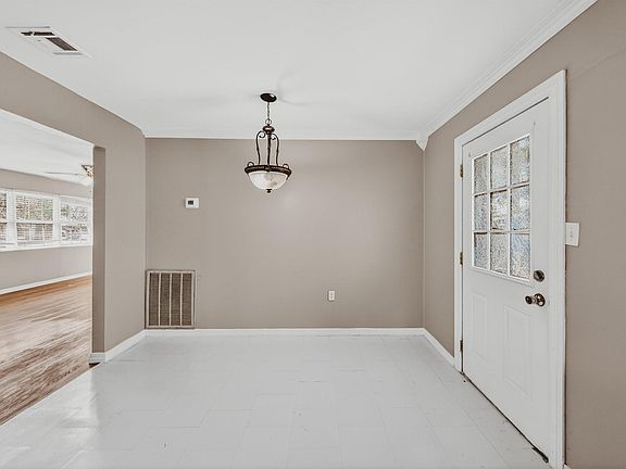 5th image of 823 W Granite St