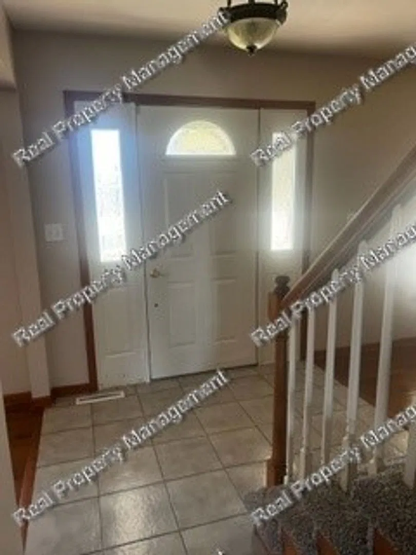 Four Bed SFH in Autumn Chase — Photo 2