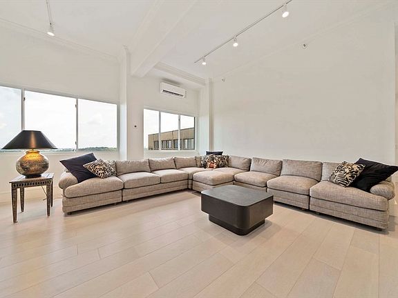 3rd image of 250 Hammond Pond Pkwy #Penthouse 4