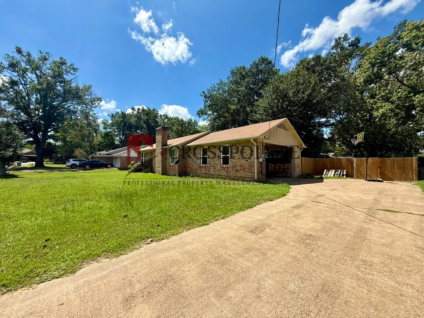 Beautiful 3 Bedroom 2 Bathroom Home! — Photo 2