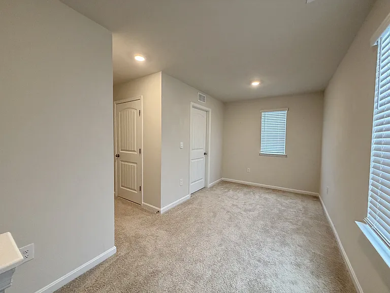 633 Currant Cir — Photo 32