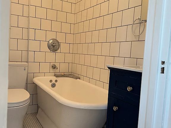 5th image of 164 Hall St #3