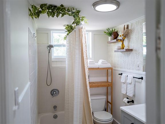 3rd image of 127 17TH AVENUE S