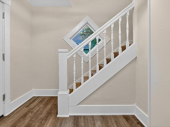 5th image of 409 Oak St