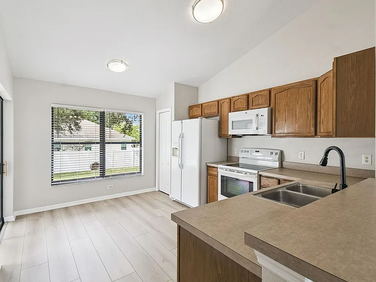 209 Goldie St — Photo 5