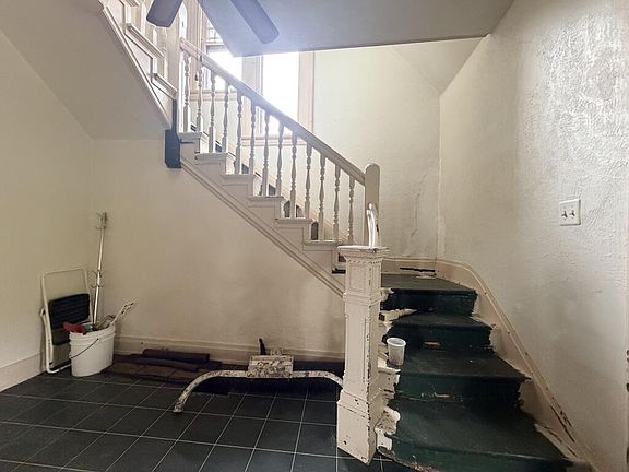 3rd image of 215 Innis St