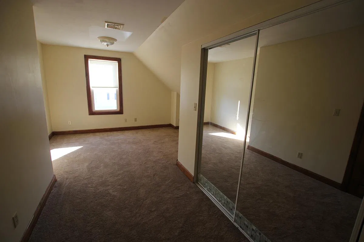 4 bed, 2200 sqft, $3,300 — Photo 2