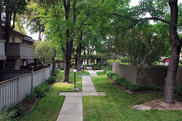 Del Prado Apartment Homes — Photo 14