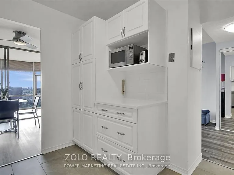 2759 Carousel Cres #1206 — Photo 7