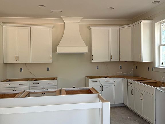 5th image of 828 Elms Spinney Ln