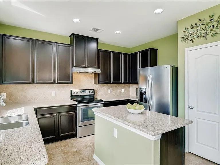 2240 McCombs St — Photo 10