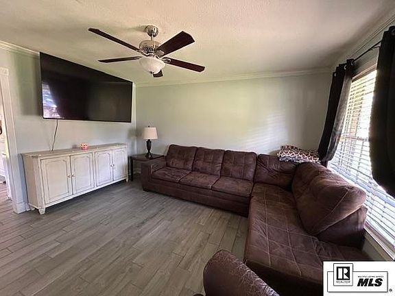 4th image of 204 Pine Grove Cir