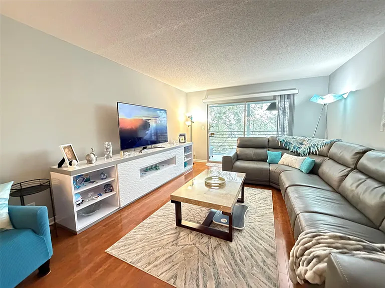 2304 Lucaya Ln #L4 — Photo 8
