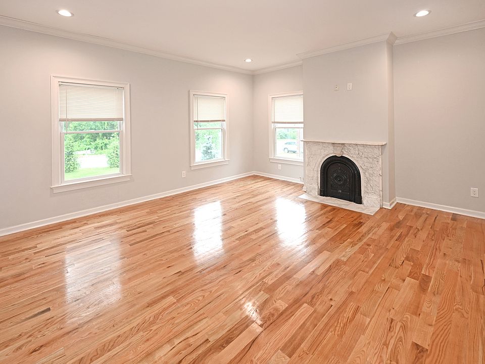 Living Room w/fireplace