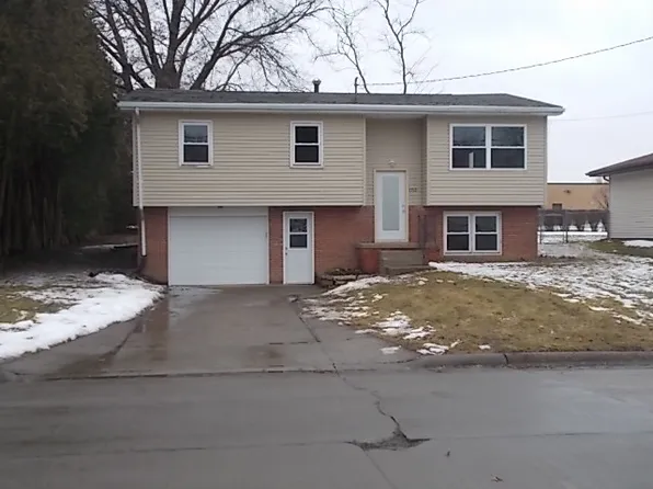 1712 Devitt Ave, Muscatine, IA 52761