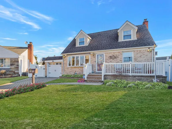 72 Lois Court, East Meadow, NY 11554
