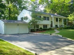 511 Fordham Pl, Paramus, NJ 07652