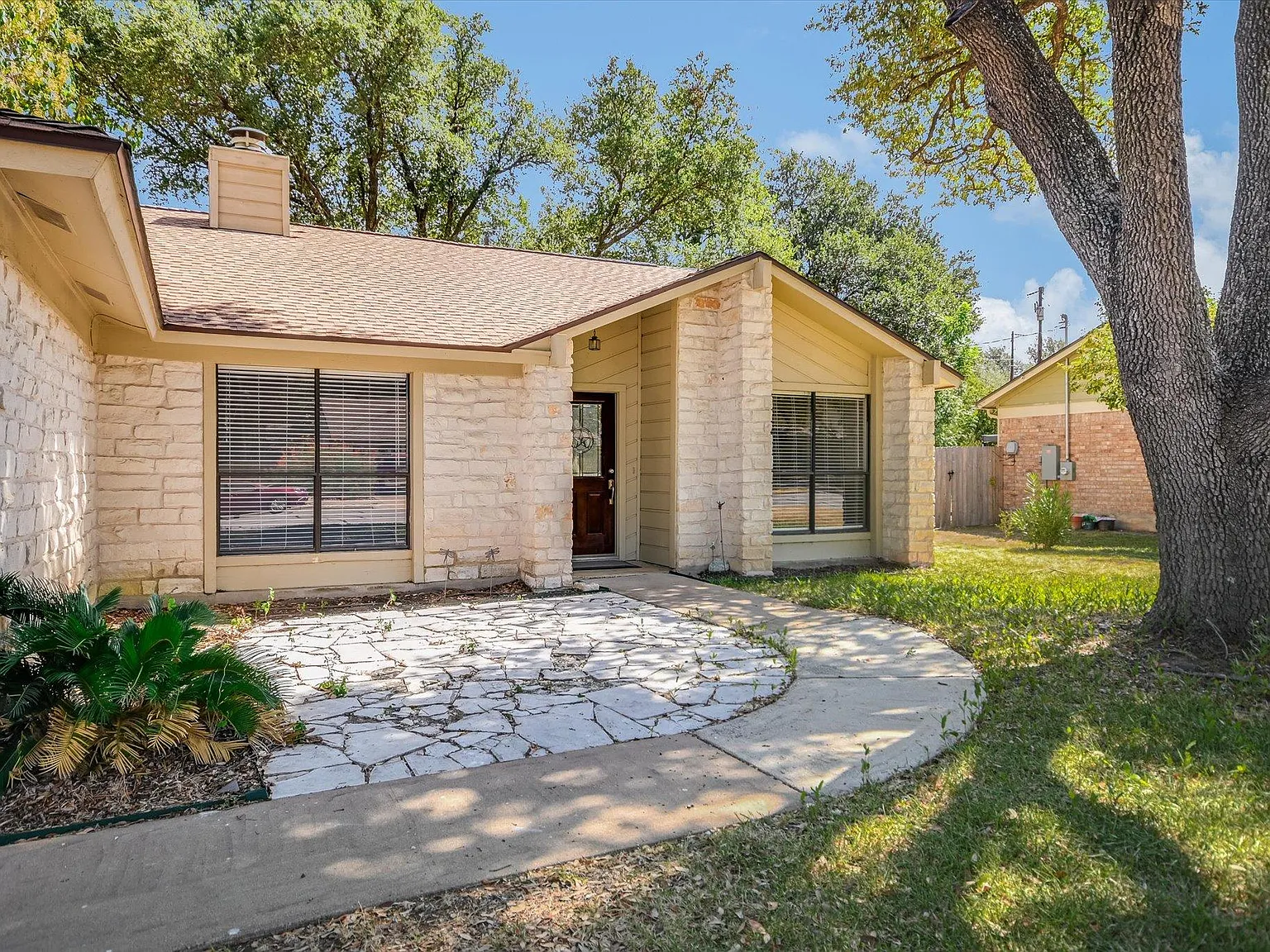 3 bed, 2.0 bath, 1592 sqft, $2,000 — Photo 2