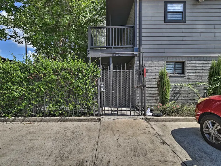 2211 Blodgett St #2 — Photo 2