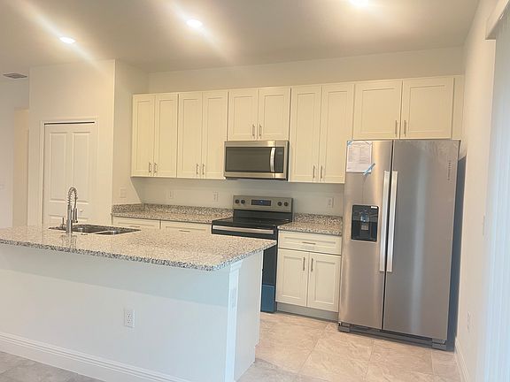 4th image of 8324 N Pitcairn Way