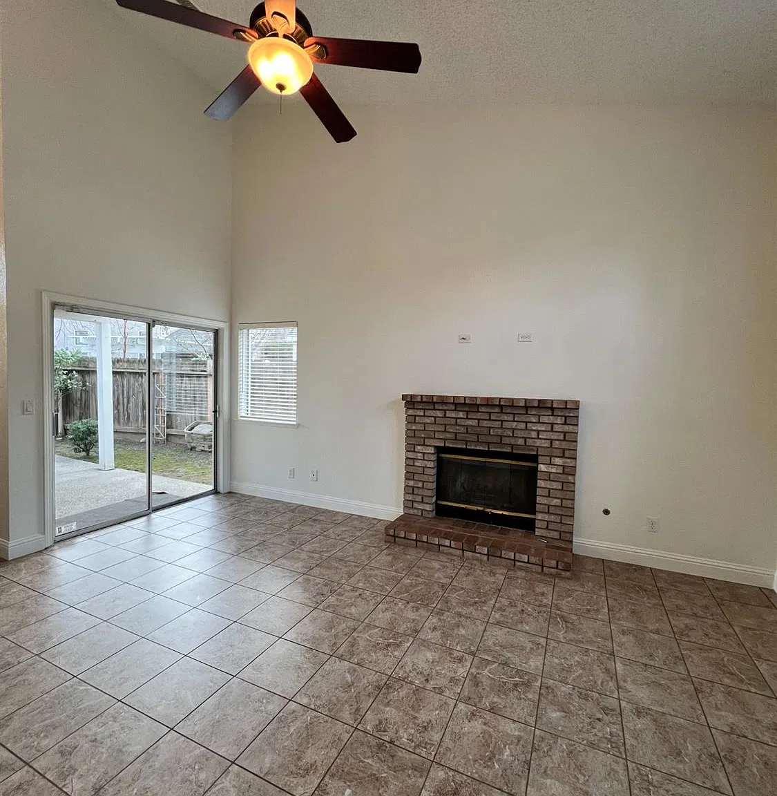 3 bed, 1396 sqft, $2,300 — Photo 3