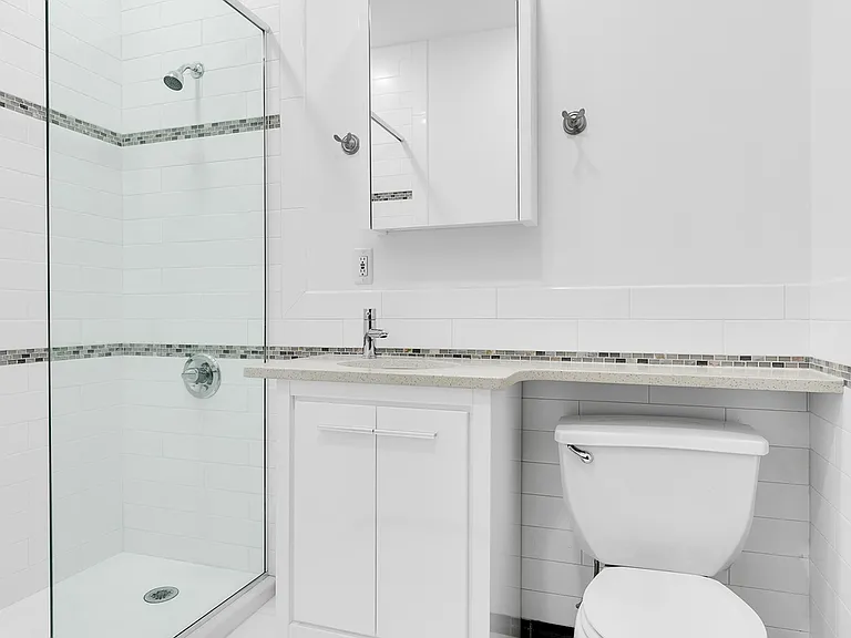858 9th Ave #4R — Photo 8