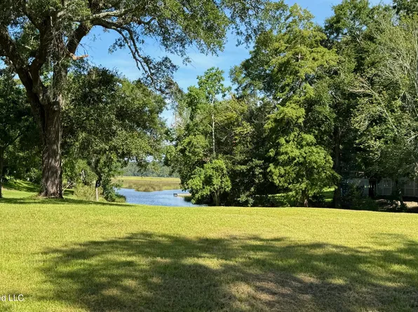 3033 Magnolia Ln, Ocean Springs, MS 39564