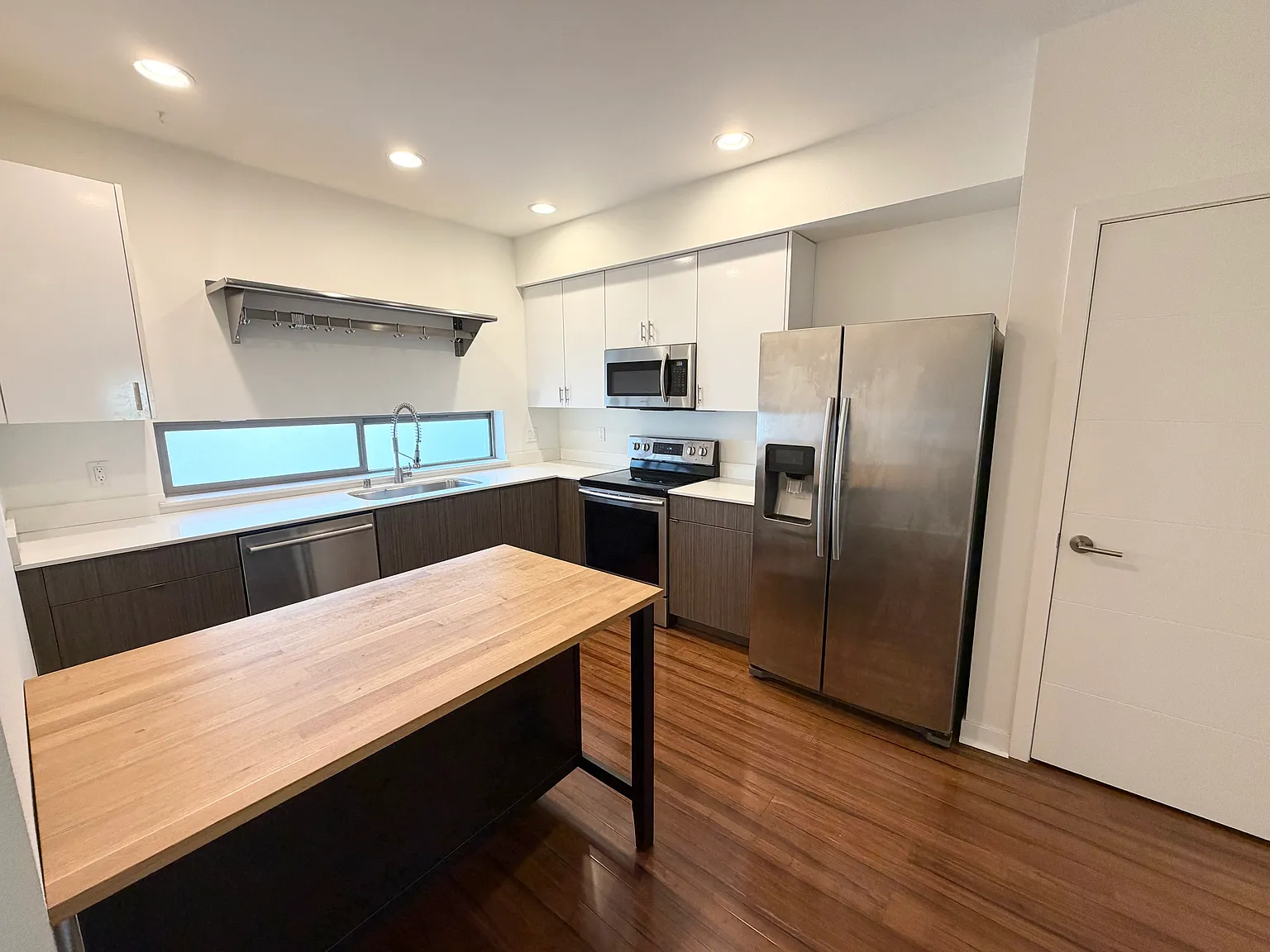 3 bed, 1.5 bath, 1346 sqft, $3,095 — Photo 3