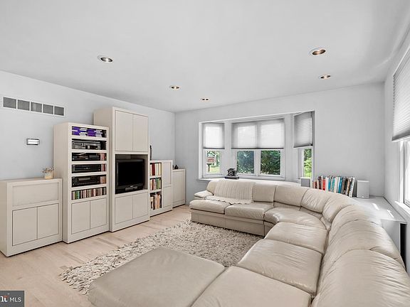 4th image of 256 Sycamore Cir