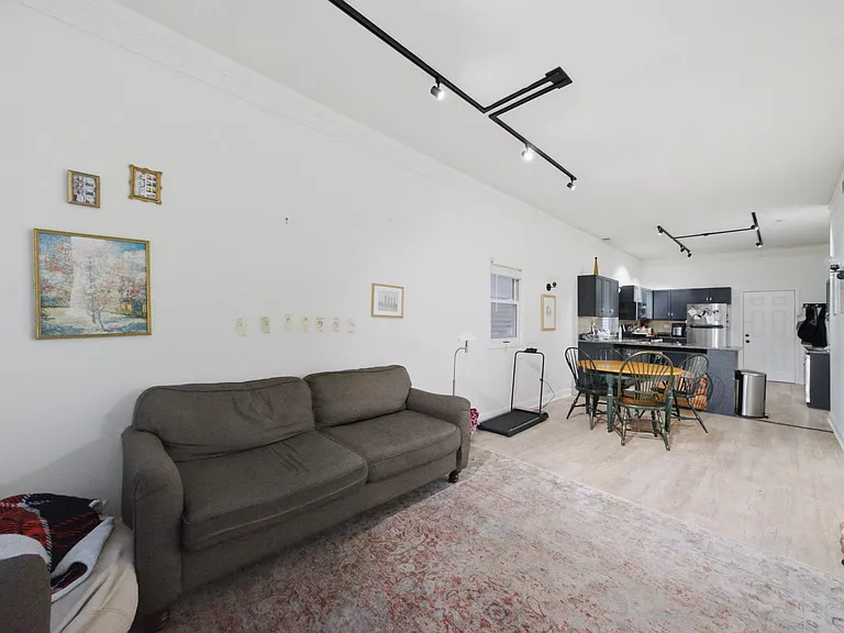 2728 N Wilton Ave — Photo 3