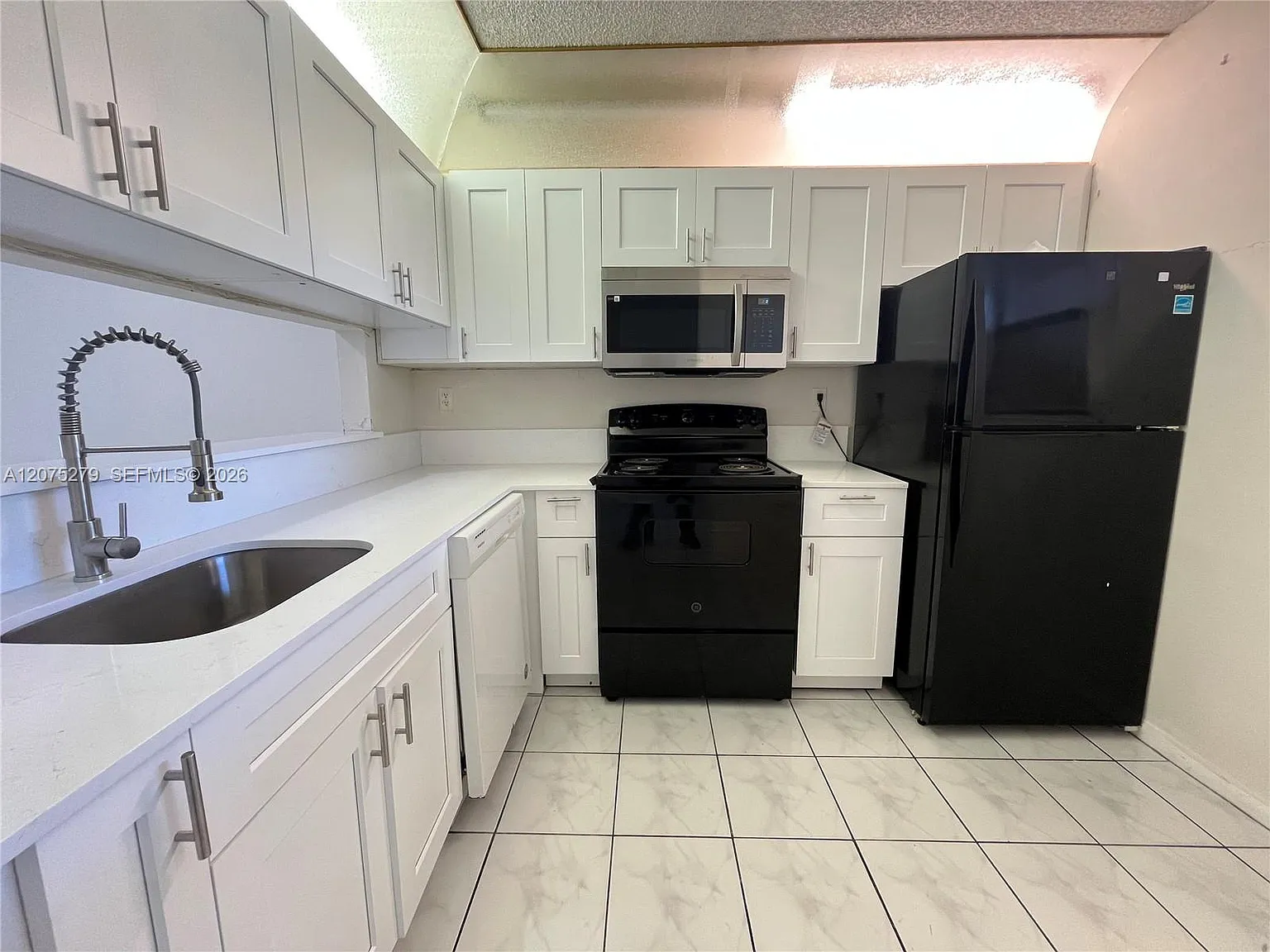 Miramar Club Condominium — Photo 4