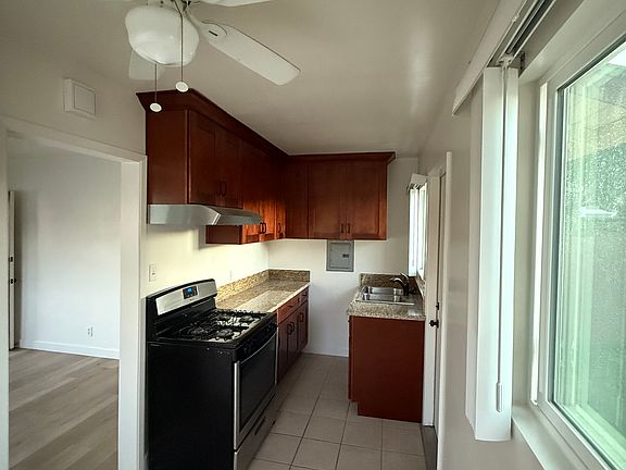 4th image of 12853 Nutwood St