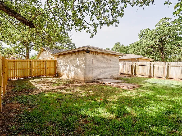 1202 Airline Dr — Photo 15