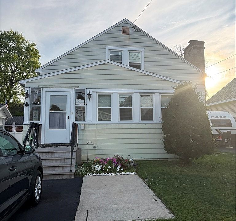 1st image of 104 Roxford Rd S