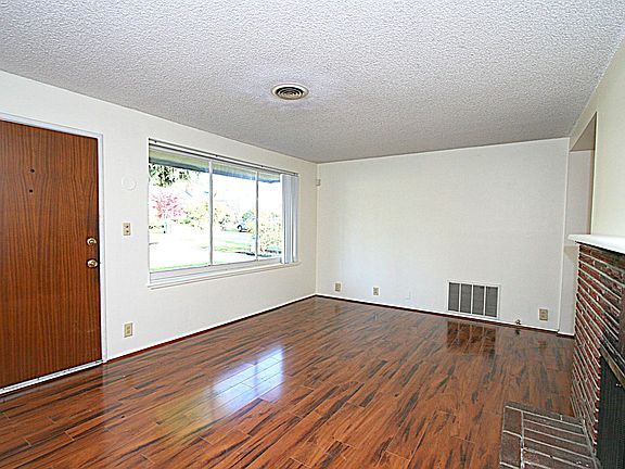 3rd image of 3233 NE 87th St
