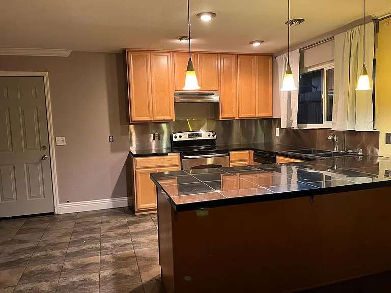419 Manchester Way — Photo 3
