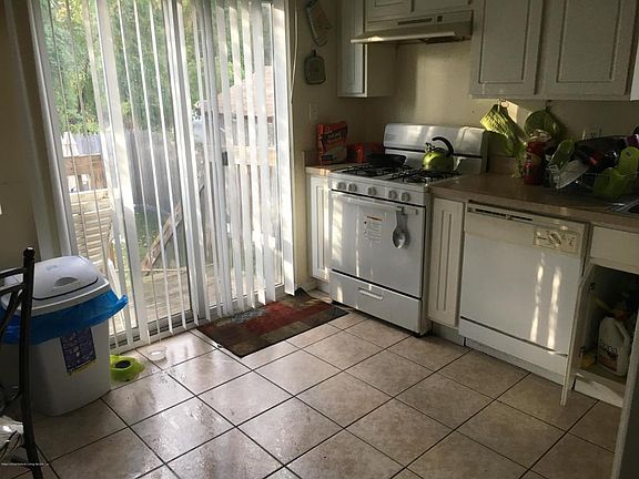 3rd image of 146 Holland Ave