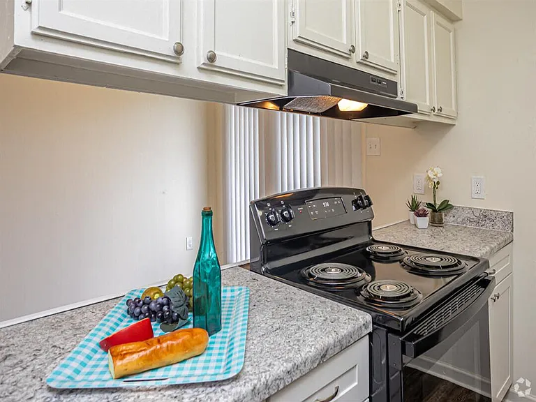 Devonshire Apartments — Photo 16