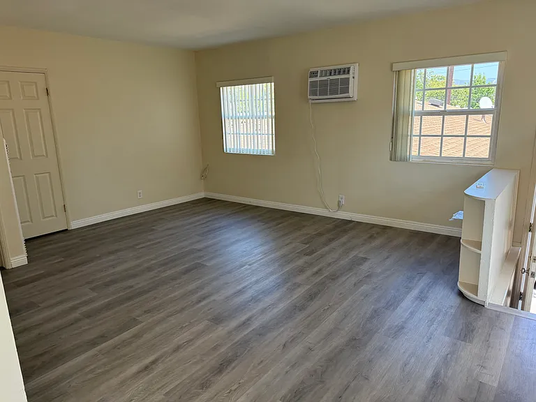 1521 1/2 N Hollywood Way #1521-1/2 — Photo 4