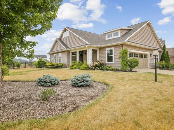 1704 Sunny Acres Rd, Mahomet, IL 61853