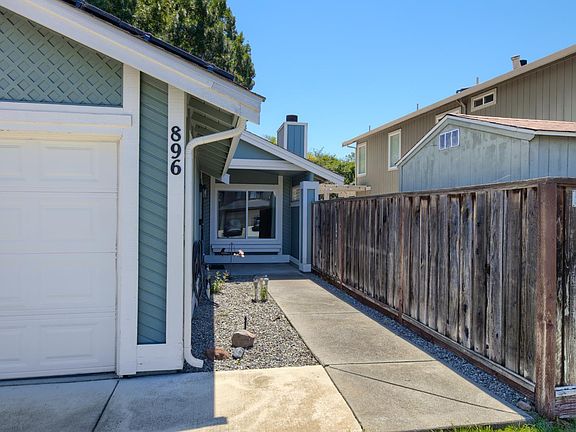 3rd image of 896 Meadowhawk Drive