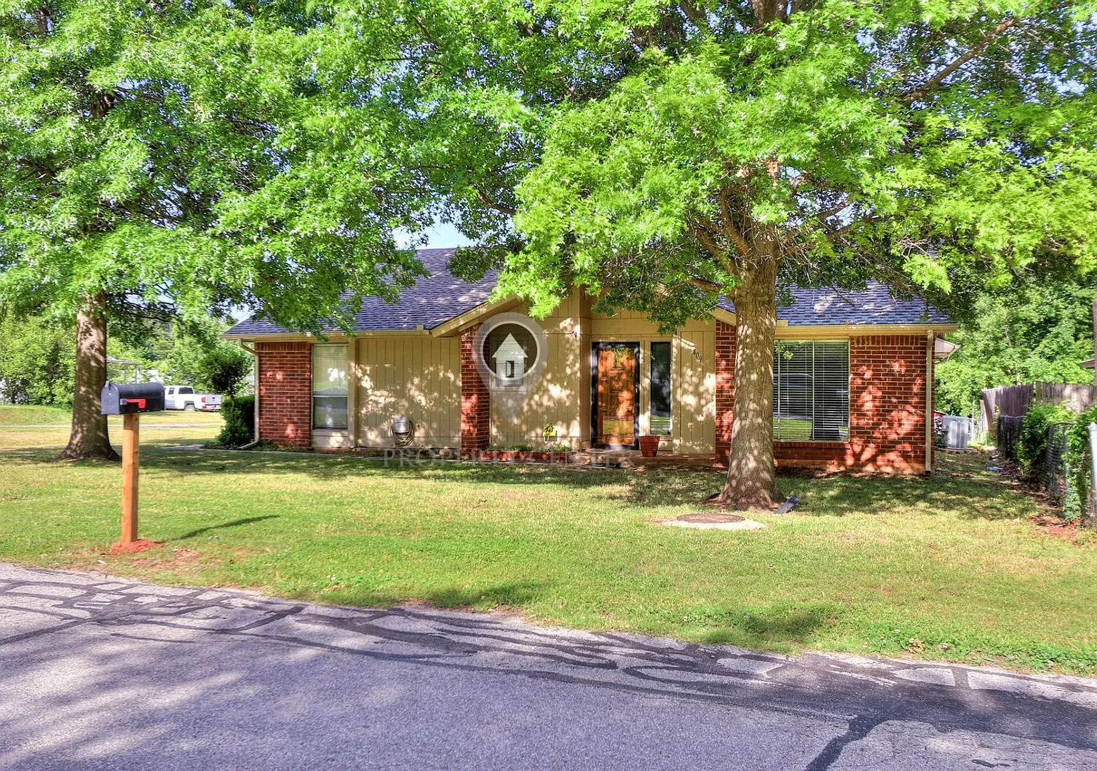 Charming 2-Bedroom, 2-Bath Home on a Spacious Corner Lot in Midwest City! — Photo 2
