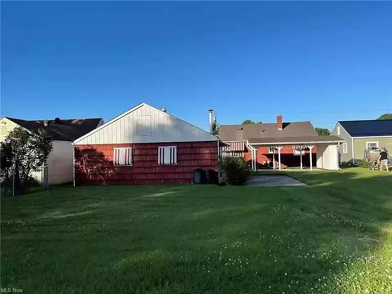 612 Victoria Ave — Photo 3