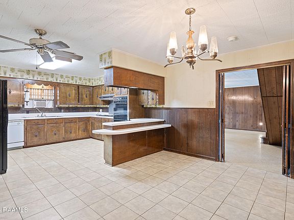 4th image of 716 Interlaken Dr